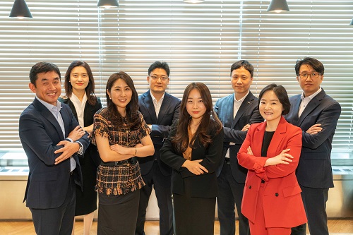 ▲ 유성원 한국투자증권 GWM전략담당 상무(맨왼쪽)와 부서원들이 여의도 본사에서 자리를 함께 했다.