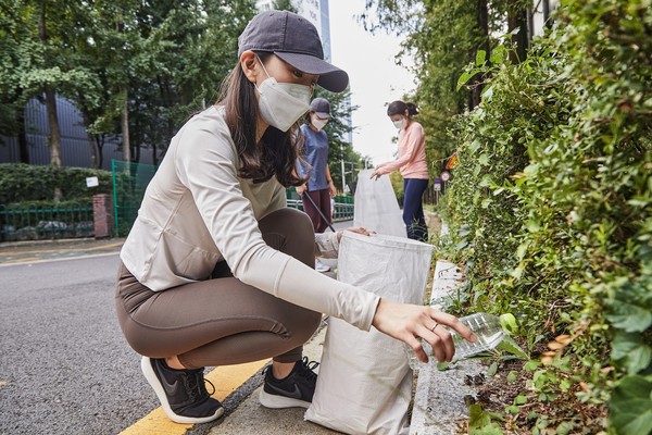 ▲풀무원재단이 어린이와 학부모가 함께 조깅을 하며 쓰레기를 줍는 챌린지 '어린이 줍깅'을 실시한다.