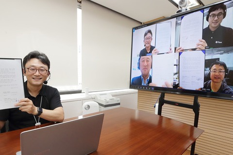 서울 광화문 KT 빌딩에서 KT 기업부문 박윤영 사장이 Digital Works 화상회의 솔루션을 통해 국내 강소기업 대표들과 MOU를 체결하고 있다