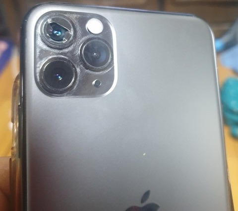 ▲파손된 후면 카메라 유리커버. 