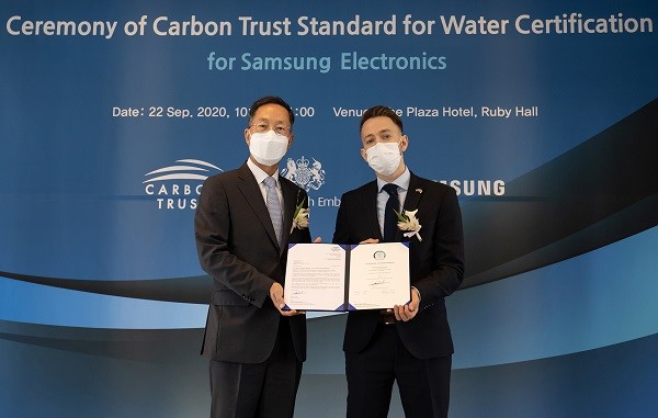 삼성전자 DS부문 환경안전센터 장성대 센터장(왼쪽), 주한영국대사관 마크 버티지 기후경제참사관