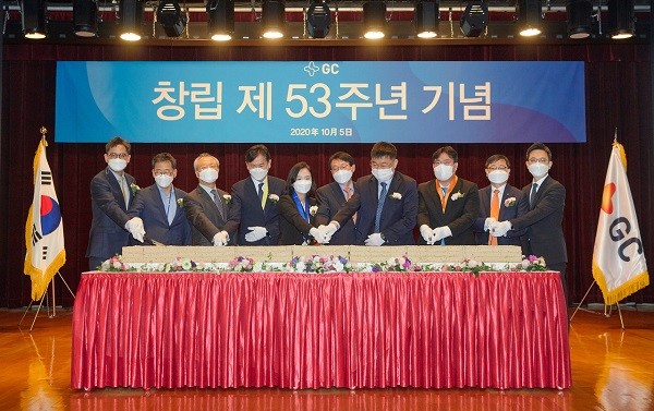 5일 경기도 용인의 GC녹십자 본사에서 허일섭 GC(녹십자홀딩스) 회장(오른쪽에서 다섯 번째)과 임직원들이 53주년 창립기념식을 갖고 축하 떡을 자르고 있다.
