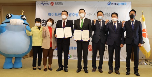 ▲6일 광주광역시청에서 열린 업무협약식에서 하이트진로 김인규 대표(오른쪽에서 4번째)와 광주광역시 이용섭 시장(오른쪽에서 5번째)