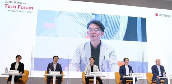 (왼쪽부터) BID/IR담당 김희연 상무, Display 연구소장 윤수영 전무, CEO 정호영 사장, CTO 강인병 부사장, 기반기술연구소장 최현철 전무