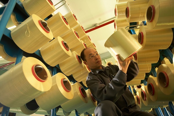 품질 검사 중인 아라미드 원사