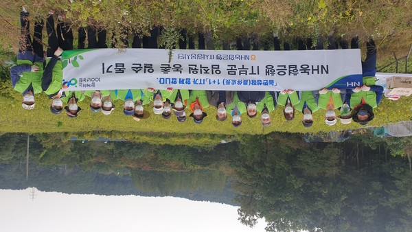 ▲14일 NH농협은행 IT부문 박상국부행장(사진왼쪽 9번째)과 직원들이 경기도 의왕시 고천동 왕림마을에서 진행된 영농철 농촌일손돕기 활동에 참여했다.