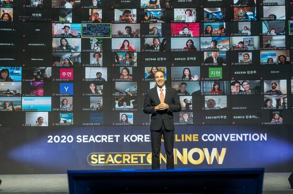 ▲아이작 벤 샤바트 시크릿다이렉트코리아 대표가 코리아 온라인 컨벤션 '시크릿 온 나우'에서 강연하고 있다. 초대형 스크린에는 줌으로 접속한 시크릿 사업자의 모습을 화면 가득 채운 모습이다.