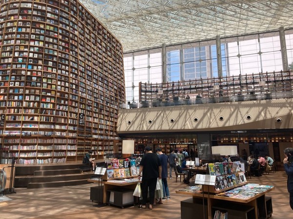 ▲신세계그룹이 스타필드 코엑스몰에 개관한 ‘별마당 도서관’