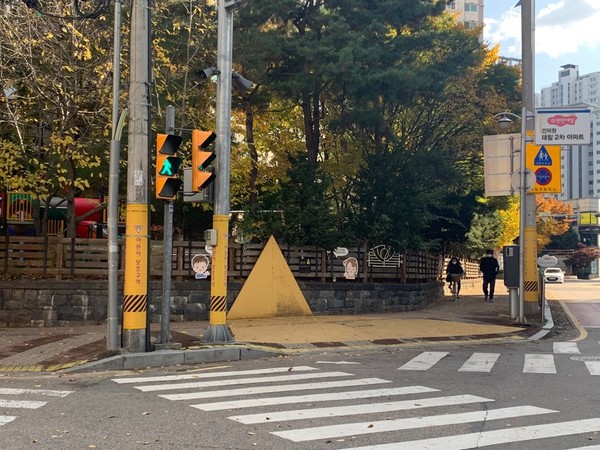 ▲이마트가 나눔초등학교 횡단보도의 벽과 바닥에 외부와 구별되는 공간인 ‘옐로카펫’을 설치한 모습.