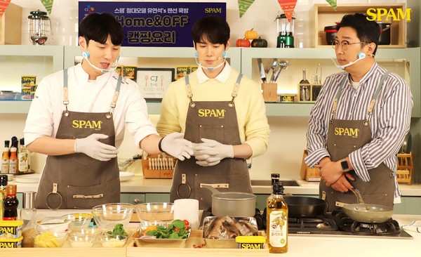 ▲(왼쪽부터) 지난 3일 서울 중구에 위치한 CJ제일제당센터 내 CJ더키친에서 배현우 CJ엠디원 셰프, 배우 유연석, 개그맨 손민혁이 스팸 라이브 쿠킹클래스를 진행하고 있다.