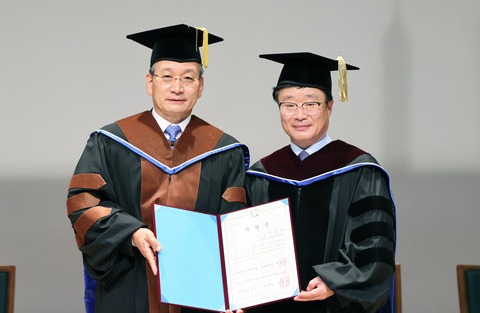 김상열 호반그룹 회장(왼쪽)과 정병석 전남대 총장