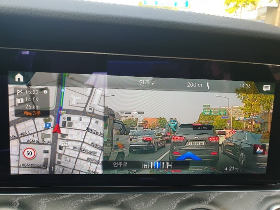 ▲AR이 밑에 파란 화살표로 안내해준다