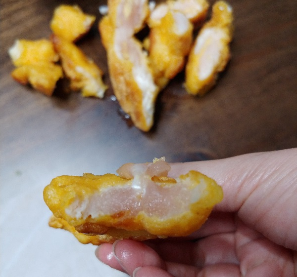 ▲조리법대로 요리했으나 속이 익지 않은 모습이다.