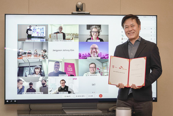 ▲6일 오후 SKT 서울 을지로 본사 회의실에서 박정호 사장과 팀 회트게스(Tim Höttges) 도이치텔레콤 회장(화면 첫줄 두번째)이 영상회의를 통해 ‘5G 기술 합작회사’ 설립 최종 계약을 체결했다.