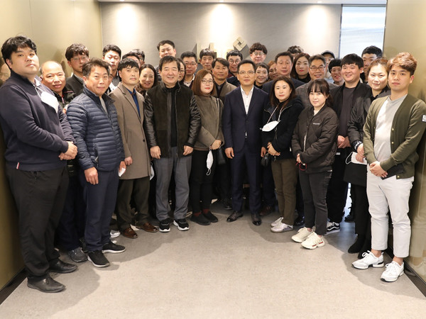 ▲지난 9일 개최된 bhc치킨 전국 지역별 가맹점 협의회 회의에서 임금옥 bhc치킨 대표(앞줄 왼쪽에서 6번째)와 참석자들이 사진촬영을 위해 마스크를 벗고 기념 촬영을 하고 있다.