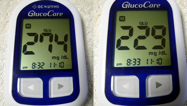 이 씨는 GC녹십자MS의 '글루코케어 혈당측정기'로 동일한 시각 같은 부위를 찔러 측정한 결과 단 1분 차이로 274mg/dL와 229mg/dL가 나왔다며 어이없어 했다