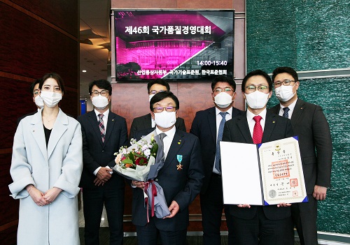 ▲ 19일 코엑스에서 열린 제 46회 국가품질경영대회에서 DB손해보험 김정남 부회장과 경영혁신파트 직원들이 기념촬영을 하고 있다.