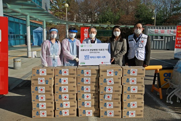 ▲라이온코리아-경기도의료원 파주병원 ‘냉감테라피 아이스 데오 시트’ 전달식