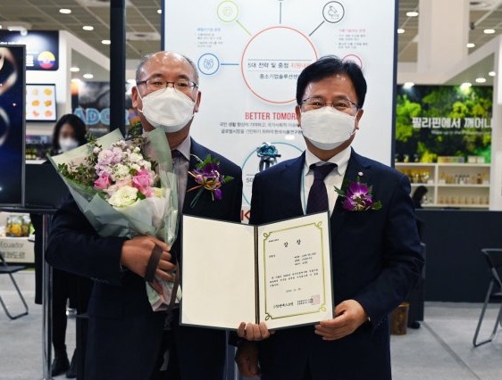 ▲NS홈쇼핑 조항목 대표이사(오른쪽)와 식품기술대상에서 'NS홈쇼핑 대표이사상'을 수상한 명인수산 김남엽 대표가 기념촬영을 하고 있다.