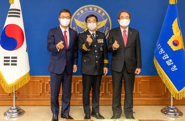 ▲정일문 한국투자증권 사장(사진 왼쪽)과 장하연 서울지방경찰청장(중앙), 이제훈 초록우산어린이재단 회장(오른쪽)