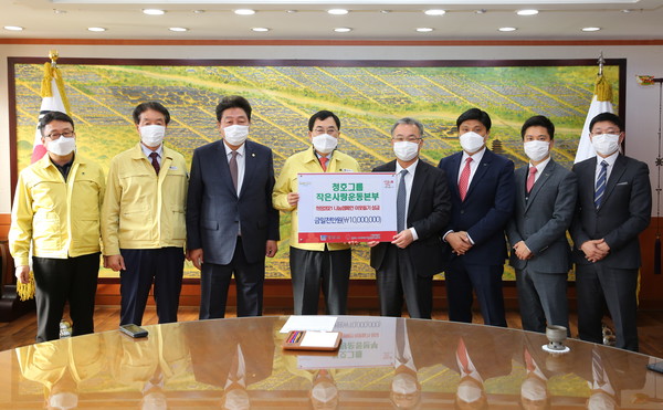 ▲청호나이스 계열사 나이스엔지니어링 조희길 대표이사(오른쪽 네번째)와 주낙영 경주시장(왼쪽 네번째)