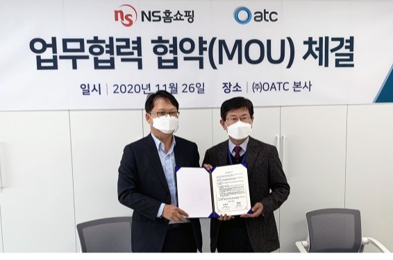 ▲NS홈쇼핑 이원주 대외협력실장(왼쪽)과 OATC 방상구 대표이사가 협약식을 마친 뒤 기념사진을 찍고 있다.