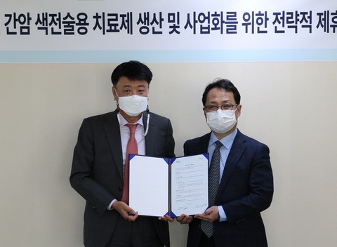 동국생명과학 정기호 대표이사(왼쪽)와 아이엠지티 이학종 대표이사