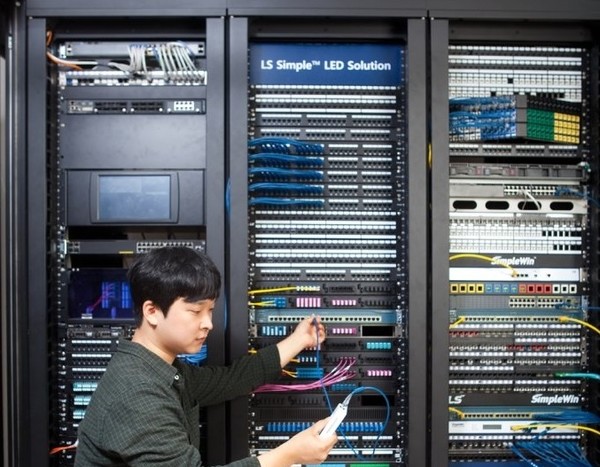 LS전선 직원이 PoE(Power over Ethernet) 케이블 ‘심플와이드’ 성능을 테스트하고 있다.