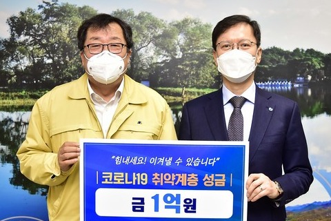 ▲휴온스글로벌 윤성태 부회장(오른쪽)과 이상천 제천시장