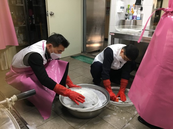 ▲지난달 26일, 중증 장애인 요양 시설에서 봉사 활동 중인 강북지점 영업사원