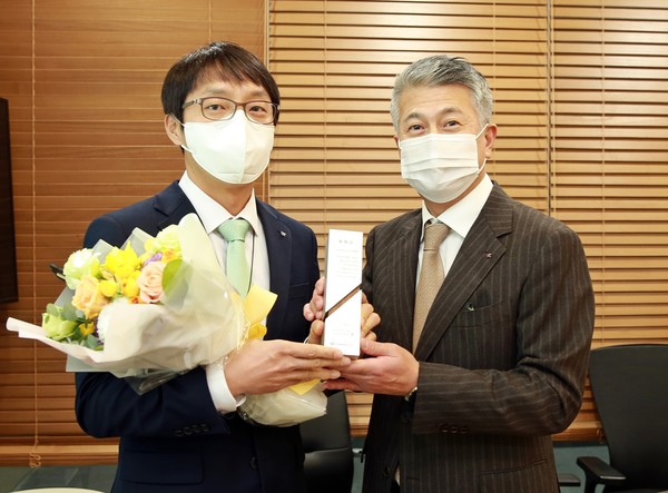 ▲장세욱 동국제강 부회장(사진 오른쪽)이 4일 팀별로 진행된 시무식에서 우수 직원에게 수여하는 '송원상' 수상자와 기념촬영을 하고 있다.