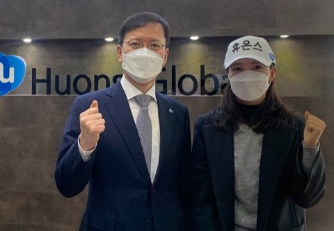 휴온스그룹 윤성태 부회장(왼쪽)과 김소이 프로