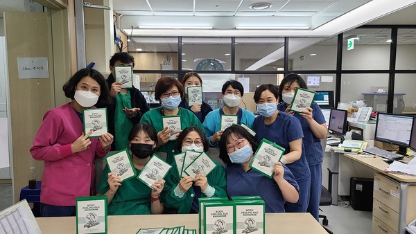 ▲경기도의료원 안성병원 간호사들이 디에스앤이 기부한 '엄마의목욕탕레시피 바디필링패드' 제품을 들고 기념 촬영을 하고 있다.
