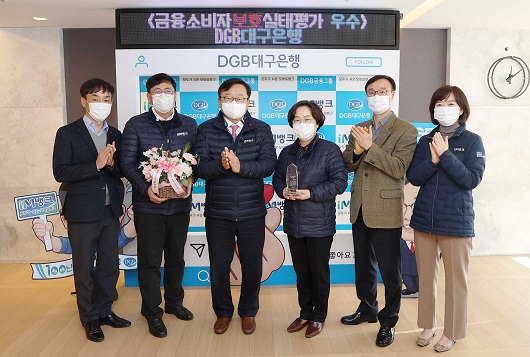 ▲ 임성훈 DGB대구은행장(가운데), 구은미 CCO(맨 오른쪽)