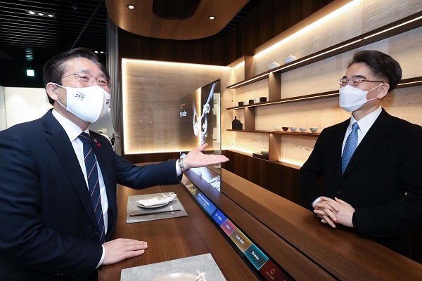 LG디스플레이 CES전시관을 찾은 산업통상자원부 성윤모 장관(왼쪽)이 정호영 사장과 투명 OLED로 구성한 레스토랑존에서 환담을 나누고 있다.