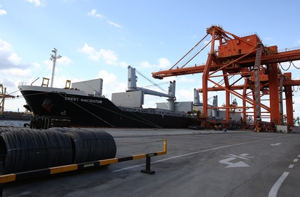 포항제철소 제 3부두에서 철강제품을 선적하고 있는 모습.