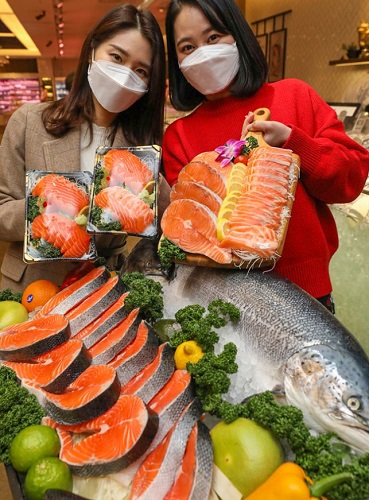 ▲사진은 지난 14일 서울시 강남구 현대백화점 무역센터점 지하1층 식품관에서 모델들이 뉴질랜드 킹연어를 소개하고 있는 모습.