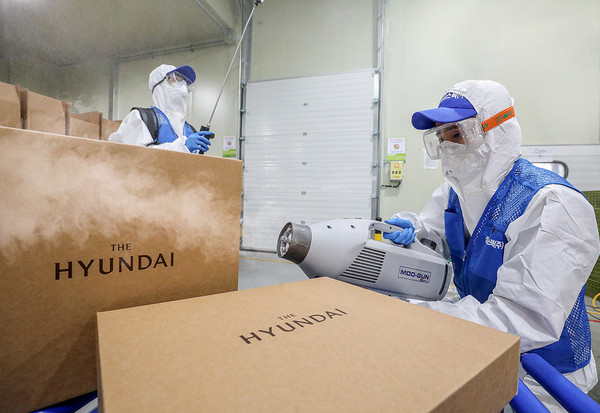 ▲명절 선물세트 배송 전 방역하는 모습