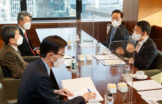 ▲ (왼쪽 아래부터 시계방향으로) 방문규 수출입은행장, 이동걸 산업은행 회장, 윤종원 기업은행장, 윤대희 신용보증기금 이사장, 은성수 금융위원장