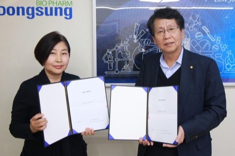 ▲이양구 동성제약 대표(오른쪽)