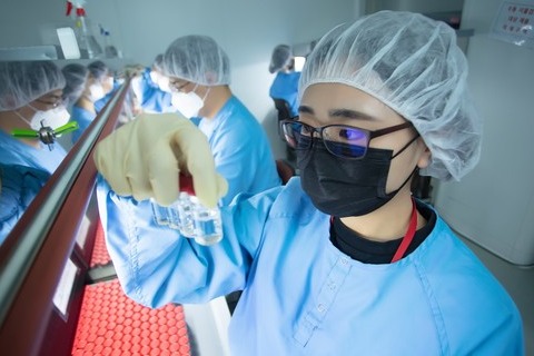 ▲Sk바이오사이언스 직원들이 안동L하우스에서 생산되는 코로나19 백신을 검수하고 있다