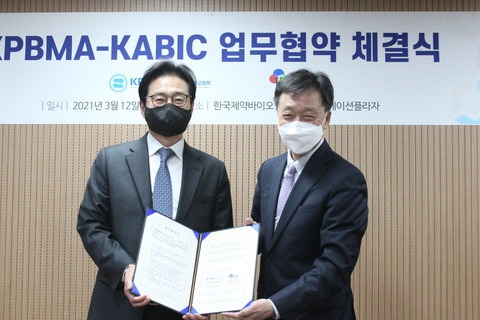 ▲12일 서울 서초구 제약회관에서 원희목 한국제약바이오협회 회장(왼쪽)과 김종성 재미한인바이오산업협회(KABIC) 회장이 국내 제약바이오 기업의 미국 진출을 지원하기 위한 양 기관 간 업무협약(MOU)을 체결하고 기념 촬영을 하고 있다