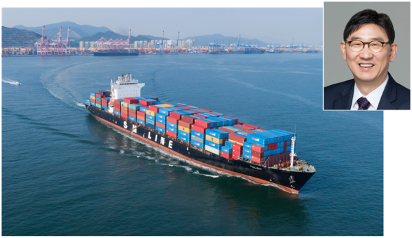 ▲(왼쪽부터)SM상선 'SM뭄바이' 호와 SM상선 박기훈 대표이사 사장