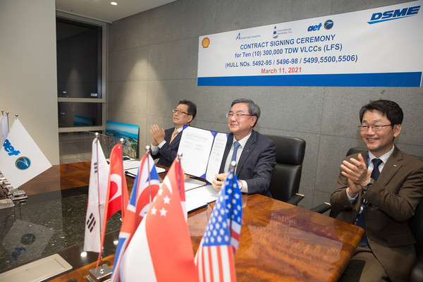 ▲지난 11일 진행된 LNG 이중연료추진 VLCC 건조 계약식에서 (왼쪽부터) 대우조선해양 박형근 전무, 이성근 사장, 우제혁 전무가 계약서를 들고 기념촬영을 하고 있다.