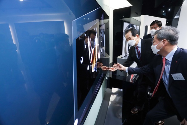 정세균 국무총리가 서울 강서구 마곡 LG사이언스파크를 방문해 이노베이션 갤러리에서 올레드TV를 살펴보고 있다.