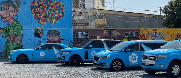 ▲하이트진로의 캄보디아 현지 거래처에서는 진로 랩핑을 한 롤스로이스 차량으로 거리 홍보활동을 진행 중이다