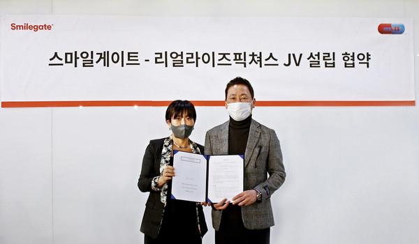▲스마일게이트 백민정 상무(왼쪽)와 리얼라이즈픽쳐스 원동연 대표