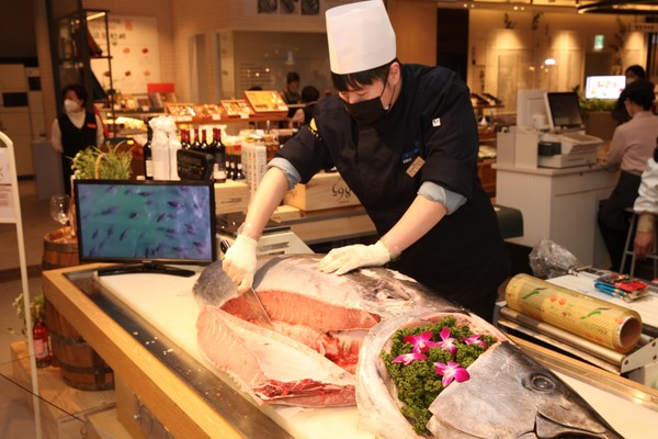 ▲26일 현대백화점 신촌점에서 동원산업 소속 셰프가 북대서양 참다랑어 해체쇼를 진행하고 있다