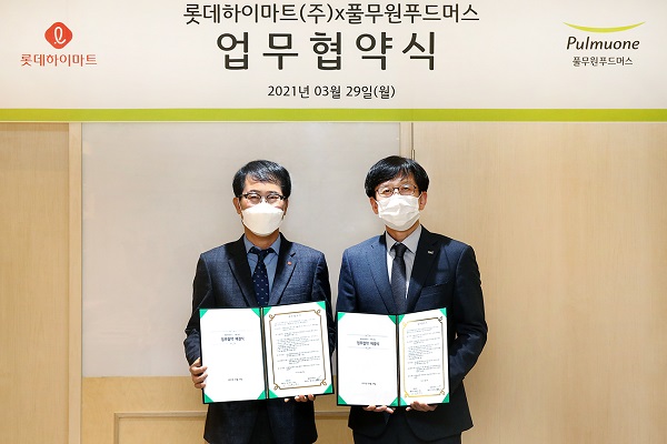 롯데하이마트 맹중오 상품본부장(왼쪽)과 풀무원푸드머스 박성후 영업본부장