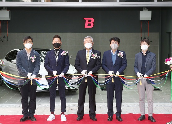 ▲(왼쪽부터) 안순종 SCM 본부장, 강태욱 전략사업본부장, 이창훈 대표, 이금영 부사장, 김영국 영업본부 이사